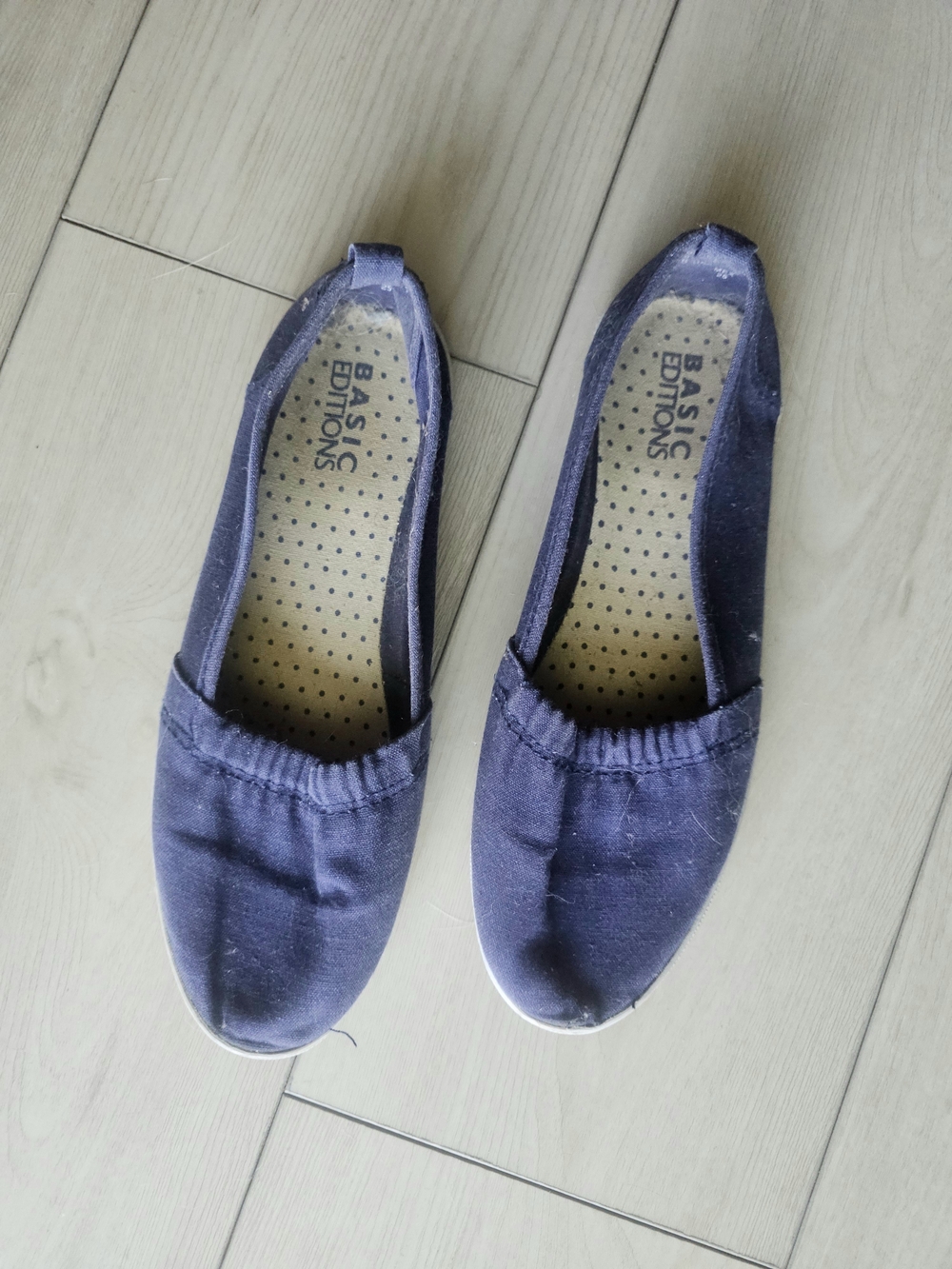 Well Worn Basic Editions Slip-On Canvas Flats in Navy